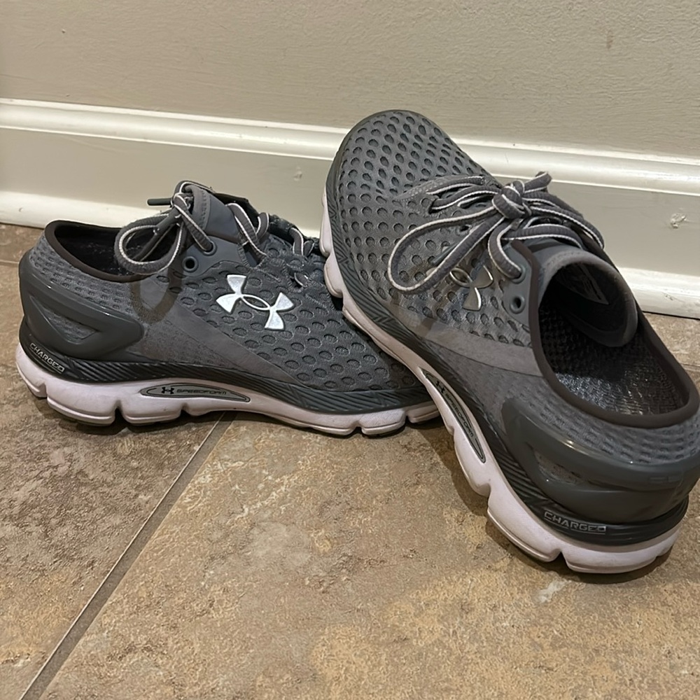 Under armour speedform tennis shoes